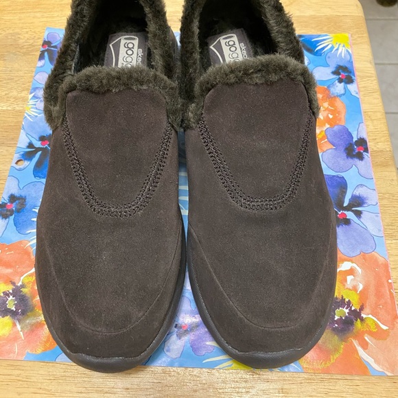 Skechers brown goga mat.